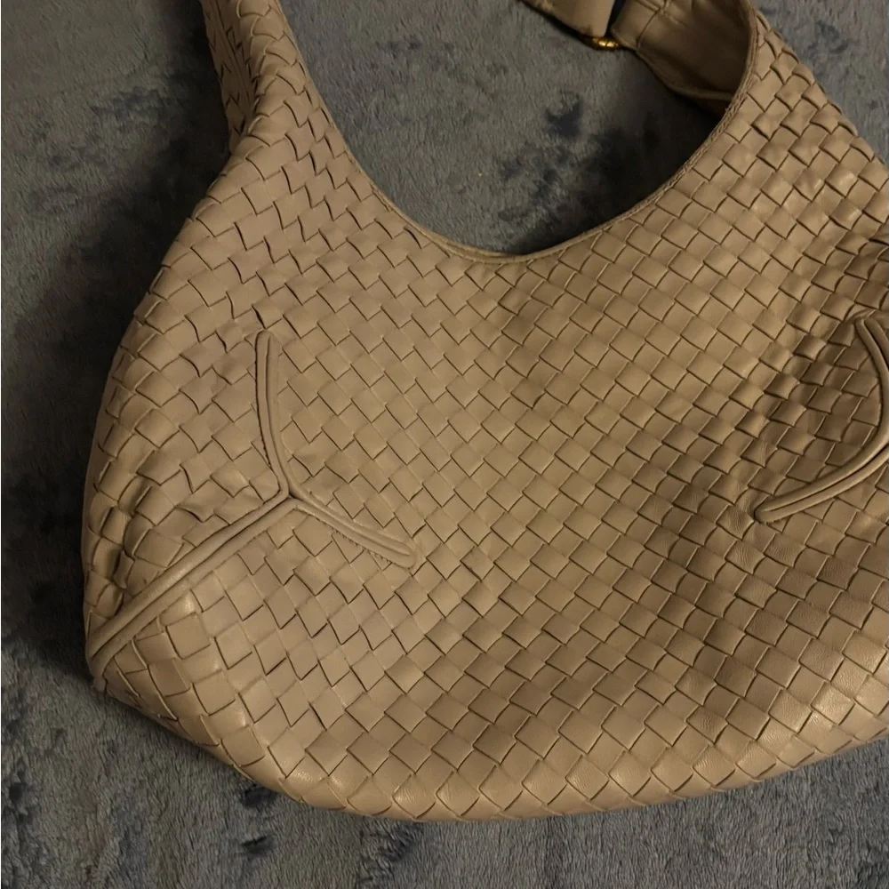 Bottega Veneta Cream Hobo Bag with Woven Leather and Curved Design - Picture 10 of 16